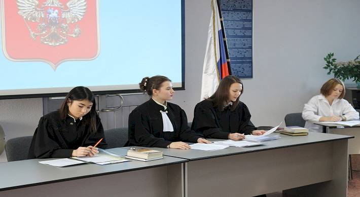 помощник судьи, работа в суде Помощник судьи - работа в суде + оплата и обязанности